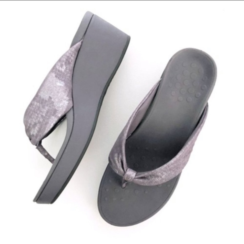 Like new Vionic Arabella wedge sandals